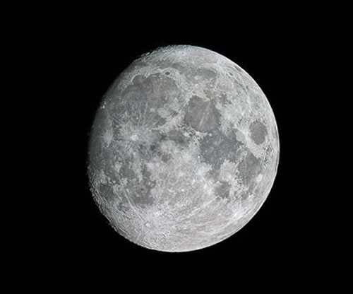 la Luna ha una propria atmosfera anche se debolissima